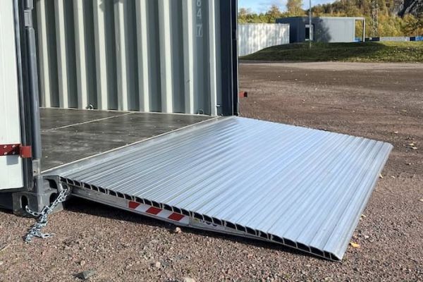 Aluminium heavy duty container ramp resting on container 