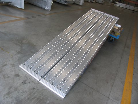 Pair of aluminium loading ramps for steel tracks 