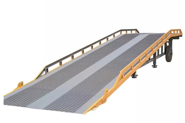 Mobile yard ramp on wheels 