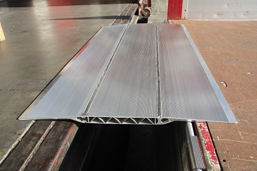 Heavy duty loading bridge 