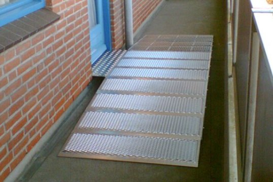 Aluminium threshold ramp for tight spaces 