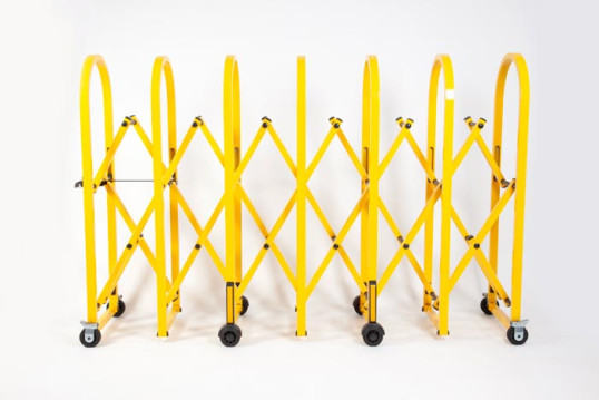 Expandable barrier on wheels 
