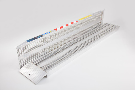 pair of sabretooth loading aluminium ramps 