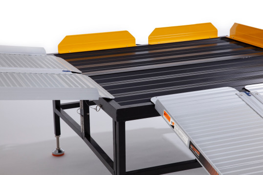 Portable platform with two ramps in an 'L' shape 